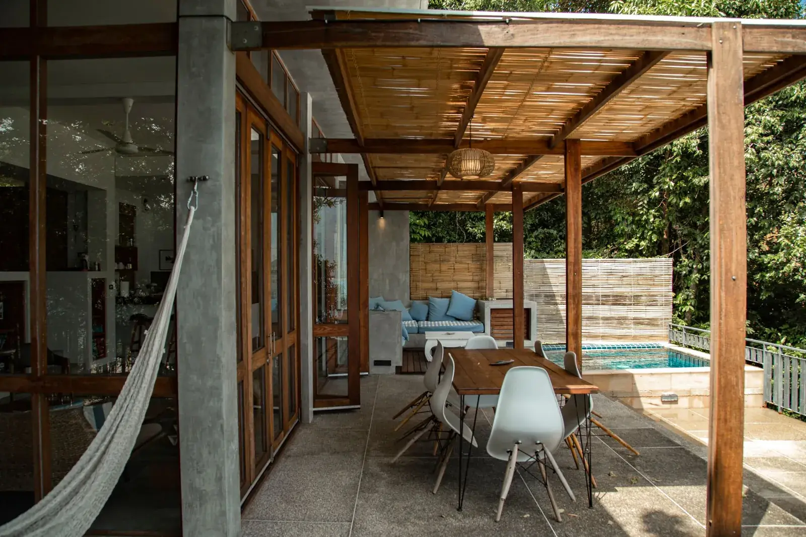 Aluminium overkapping in de tuin boven een terras met tuinmeubels